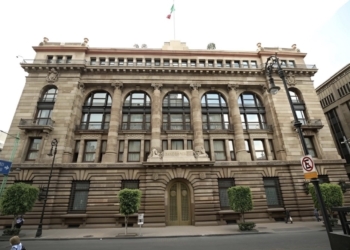 Ajustan analistas privados estimación de crecimiento del PIB para 2024: BdeM