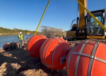 Texas refuerza la barrera flotante en las aguas del Río Bravo