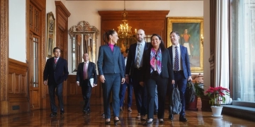 Claudia Sheinbaum se reúne con Shelly Shetty, directora de Fitch Ratings