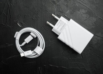 Por qué no debes enrollar el cable del cargador de tu celular