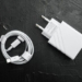 Por qué no debes enrollar el cable del cargador de tu celular