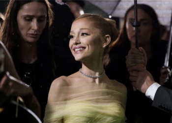 Dona Ariana Grande regalos navideños a niños hospitalizados en Manchester