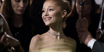 Dona Ariana Grande regalos navideños a niños hospitalizados en Manchester