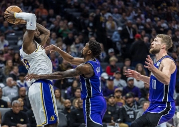 Lakers completó barrida ante Kings con triunfo por 103-99