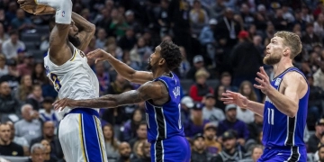 Lakers completó barrida ante Kings con triunfo por 103-99