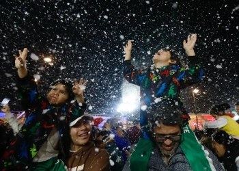 Disfrutan infantiles en la ‘nevada’ navideña del Zócalo