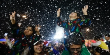 Disfrutan infantiles en la ‘nevada’ navideña del Zócalo