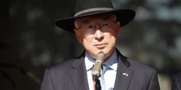 Sí hay riesgos para el T-MEC por amenazas de Trump, asegura Ken Salazar