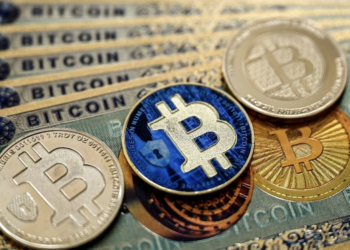 Alcanza el Bitcoin los 103 mil dólares; bolsas festejan con máximos históricos