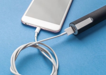 ¿Qué puede pasar? Conoce por qué no debes enrollar el cable del cargador de tu celular