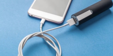 ¿Qué puede pasar? Conoce por qué no debes enrollar el cable del cargador de tu celular