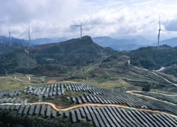 Inauguran planta solar ubicada a la mayor altitud en el mundo en China