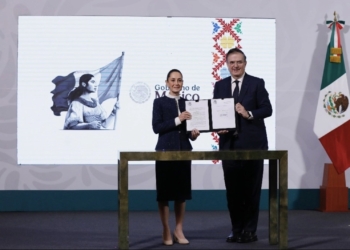 Firma Claudia Sheinbaum decreto para proteger industria textil mexicana