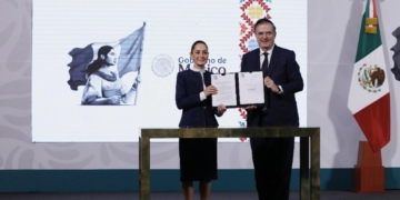 Firma Claudia Sheinbaum decreto para proteger industria textil mexicana