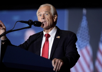 Designa Donald Trump a Peter Navarro como consejero de comercio y manufacturas