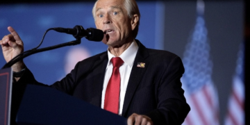 Designa Donald Trump a Peter Navarro como consejero de comercio y manufacturas