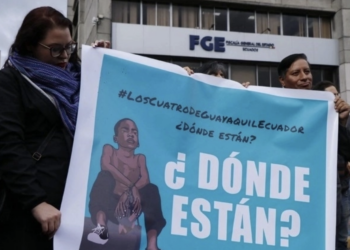 Esperan padres resultados de ADN de cuerpos hallados en Ecuador