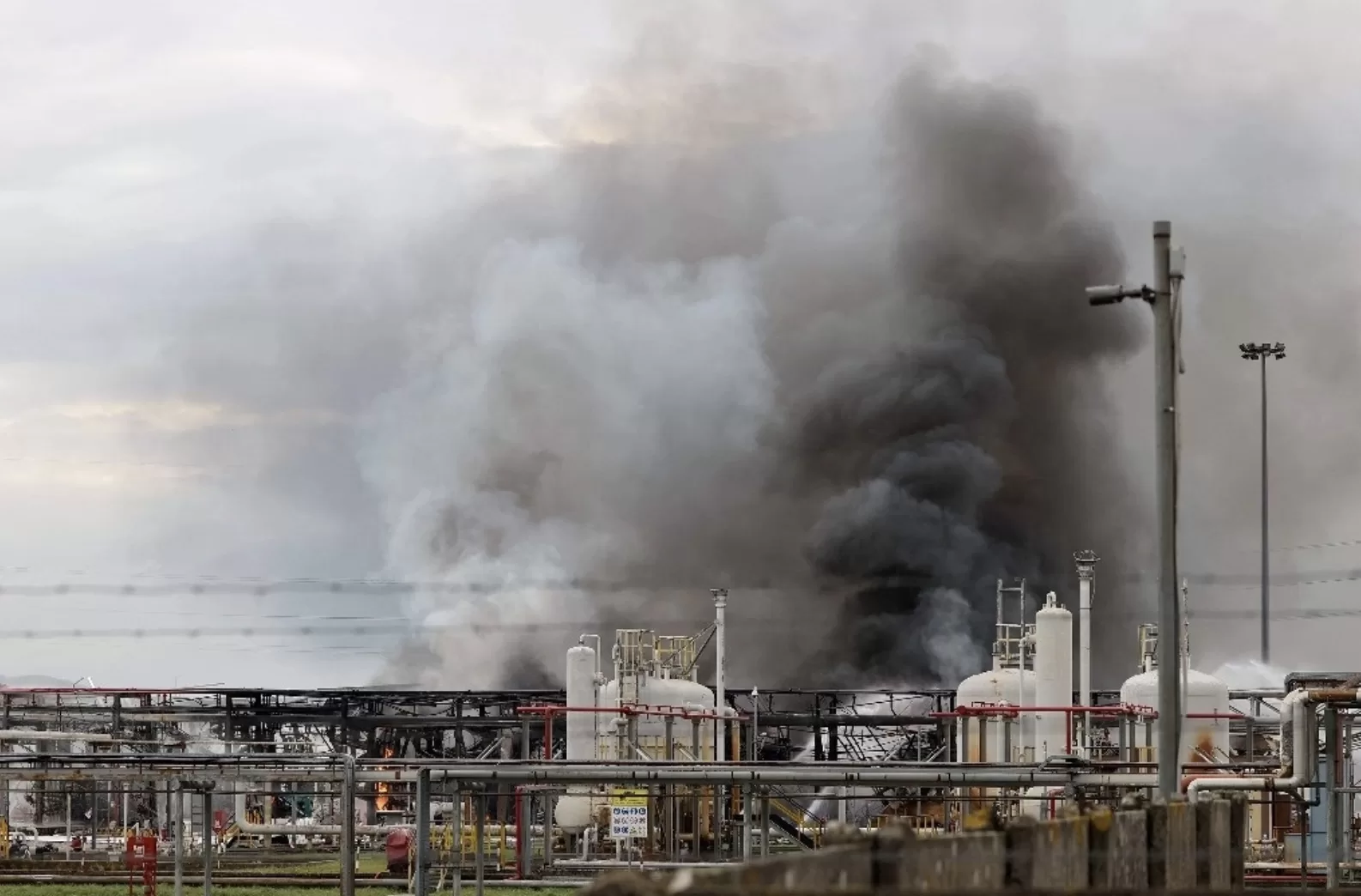 Deja 5 muertos explosión en depósito de combustible en Italia