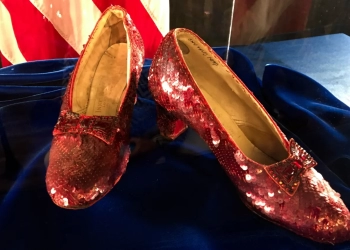 Subastan zapatillas de Judy Garland en ‘El Mago de Oz’ en 28 mdd