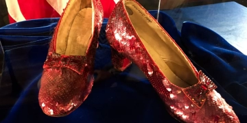 Subastan zapatillas de Judy Garland en ‘El Mago de Oz’ en 28 mdd