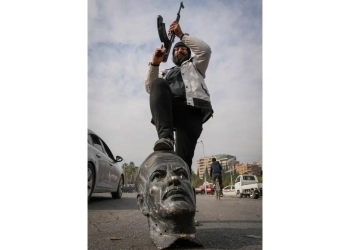 Festejan miles el fin de 50 años de gobierno de la familia Assad en Siria