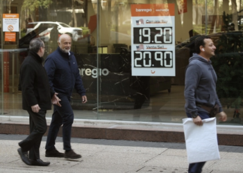 Mantiene el peso mexicano pérdidas frente al dólar