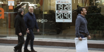 Mantiene el peso mexicano pérdidas frente al dólar