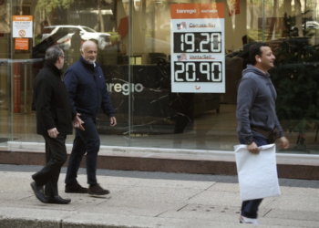 Retrocede el peso por aversión al riesgo que regresa a mercados financieros