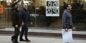 Retrocede el peso por aversión al riesgo que regresa a mercados financieros