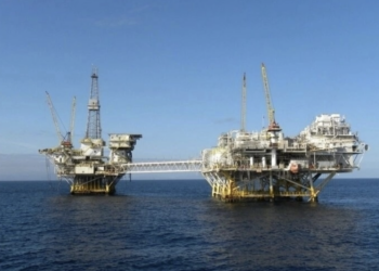 Precio del petróleo cae por crisis geopolítica y demanda china