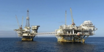 Precio del petróleo cae por crisis geopolítica y demanda china