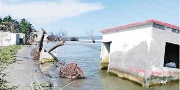 Se reunirá Javier May con afectados por erosión costera en Centla