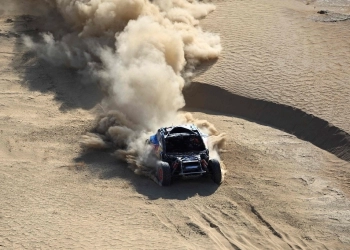 Carlos Sainz, vigente campeón en coches, abandona el Dakar-
