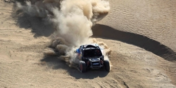 Carlos Sainz, vigente campeón en coches, abandona el Dakar-