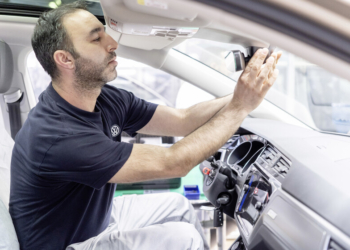 Cómo funciona el retrovisor electrocrómico de los carros