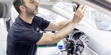 Cómo funciona el retrovisor electrocrómico de los carros