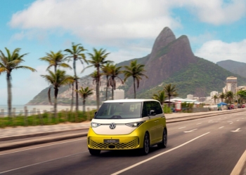 En Brasil quieren acabar con los accidentes, así que han creado una ley: de día todos los carros deben encender sus luces