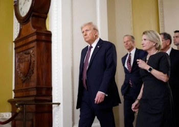 Rinde homenaje Donald Trump ante féretro de Jimmy Carter