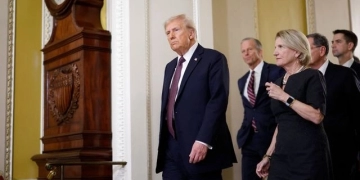 Rinde homenaje Donald Trump ante féretro de Jimmy Carter