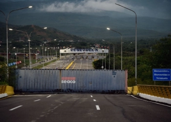 Venezuela cierra su frontera con Colombia por supuesta 'conspiración internacional'