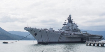 En China decidieron convertir un portaviones soviético en un parque de atracciones, el problema es que se incendio