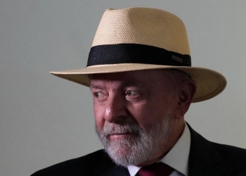 Lula firma ley que autoriza desarrollo de energía eólica marina