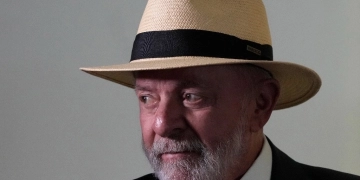 Lula firma ley que autoriza desarrollo de energía eólica marina