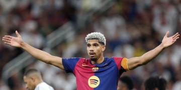 El Barcelona podría mantener al defensa Araújo tras lesión de Martínez