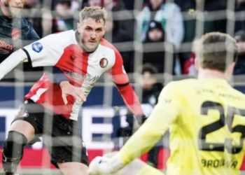 ¡Hecho histórico! Santi Giménez llega a 100 partidos con Feyenoord